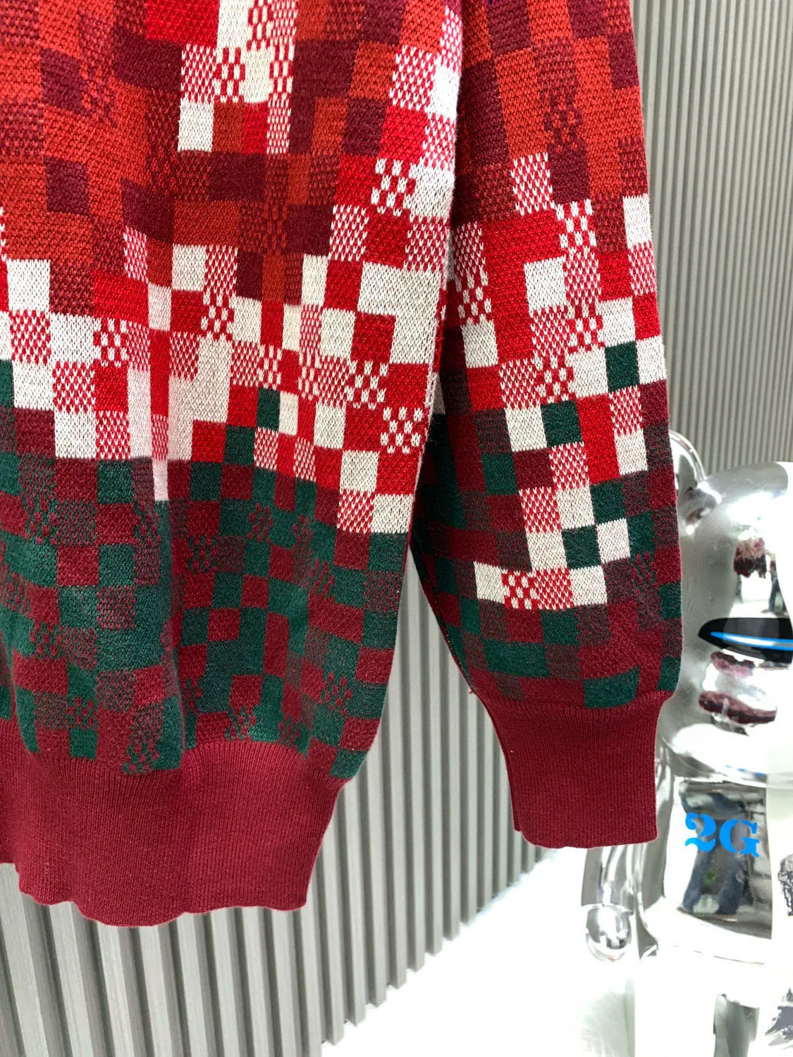 🅿️440 🀄️ Louis Vuitton Louis Vuitton 26* New Year's classic hot style camouflage mosaic knitted sweater. Made of the same original heavyweight pure cotton material. Double-strand threads for 8 colors. Each color needs to be dyed in a separate vat. Weaving requires an imported Stoll 16-needle machine. 8-color jacquard is very time-consuming. It is necessary to ensure that each size is consistent. The embroidery needs to be positioned on the back of the front chest of the ready-made garment. The embroidery is a three-dimensional embroidery with imported foam in the middle pad. After the back is embroidered, the tiles need to be aligned and ironed. The ironed tiles are custom-made brushed metal tiles that must be sized to ensure that they are washed and shaped later. The embroidery uses Behringer embroidery technology to restore consistent details. It is customized and dyed without any color difference. The ingenious craftsmanship is perfectly restored. Three standards are complete. Customized accessories.